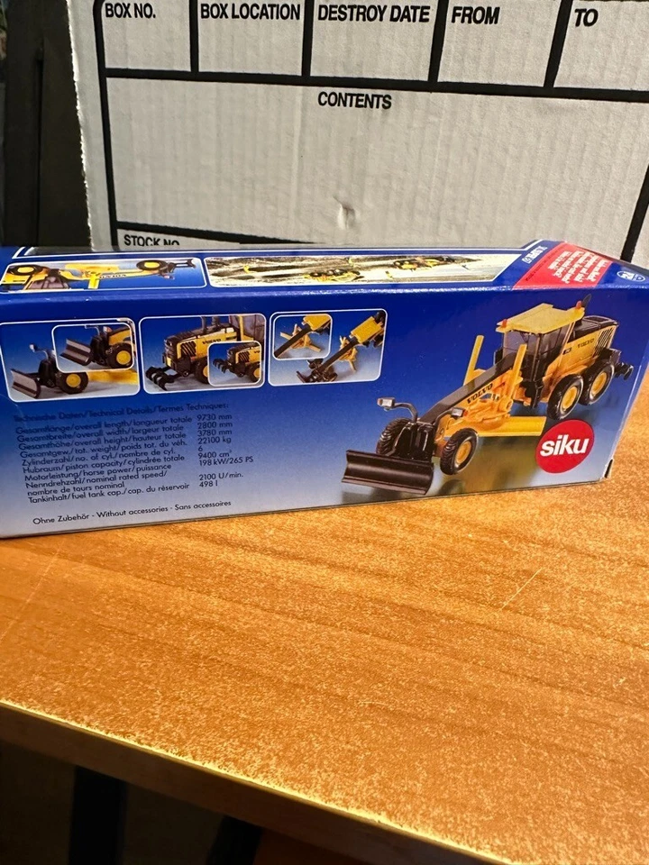 Siku Die Cast 1883 volvo Motorgrader G990 New in box vintage - Image 2 of 2