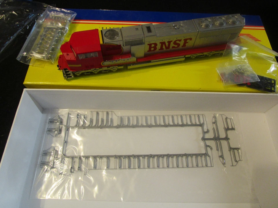 HO Scale Santa Fe SD75M Diesel Loco by Athearn (RL107) - Image 2 of 3