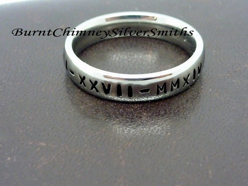 Anillo clásico de acero inoxidable con correa de boda de 4 mm estampado a mano opcional - Imagen 5 de 5