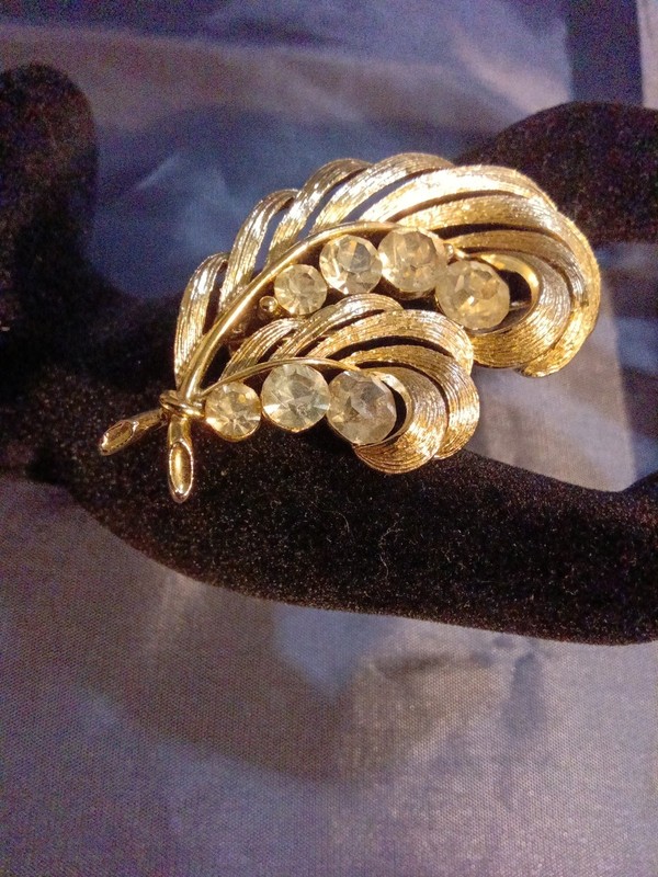 Vintage Signed Gold Toned Rhinestone Estate Find Pre-owned Broach