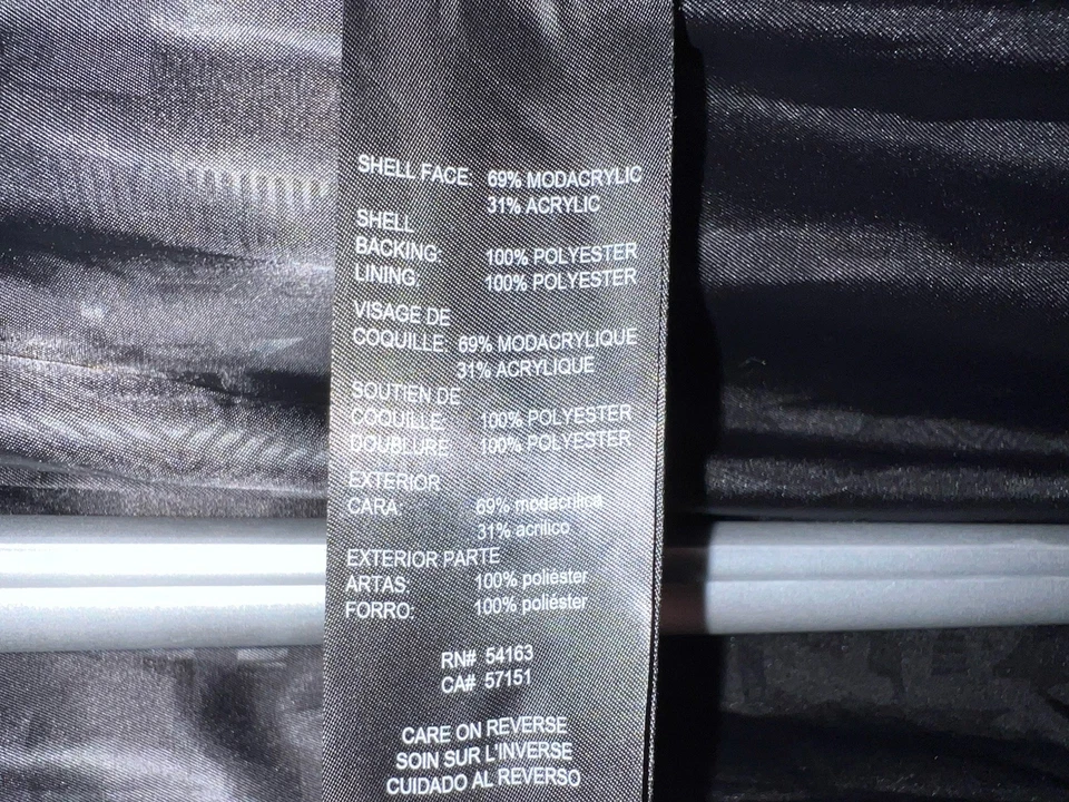 Casaco longo Karl Lagerfeld Paris feminino preto branco forrado de pele sintética colarinho grande - Imagem 4 de 4