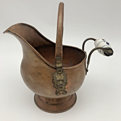 Alter Helm Kupfer Kohle Schiffchen / Übertopf Messing Löwenkopf Keramik Griff klein