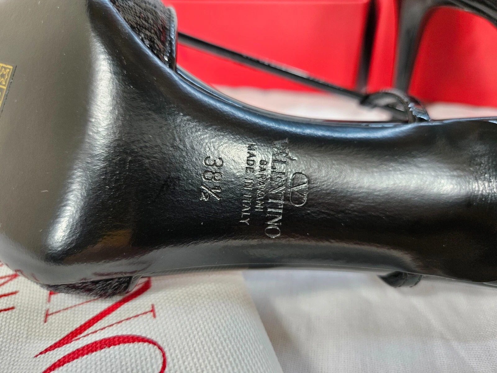 Valentino Garavani décolleté da donna con logo a V a punta 7 US MSRP $1.150