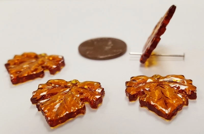12 VINTAGE MADEIRA TOPAZ MAPLE LEAF 20mm ETCHED ACRYLIC PENDANT BEAD CHARMS N161 - Image 2 of 2