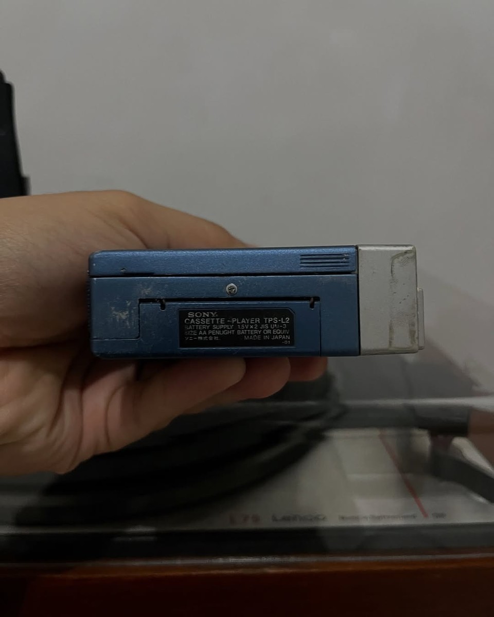 ポータブルプレーヤー SONY WALKMAN TPS-L2 Sony TPS-L2 Cassette walkman Player Vintage Initial Logo