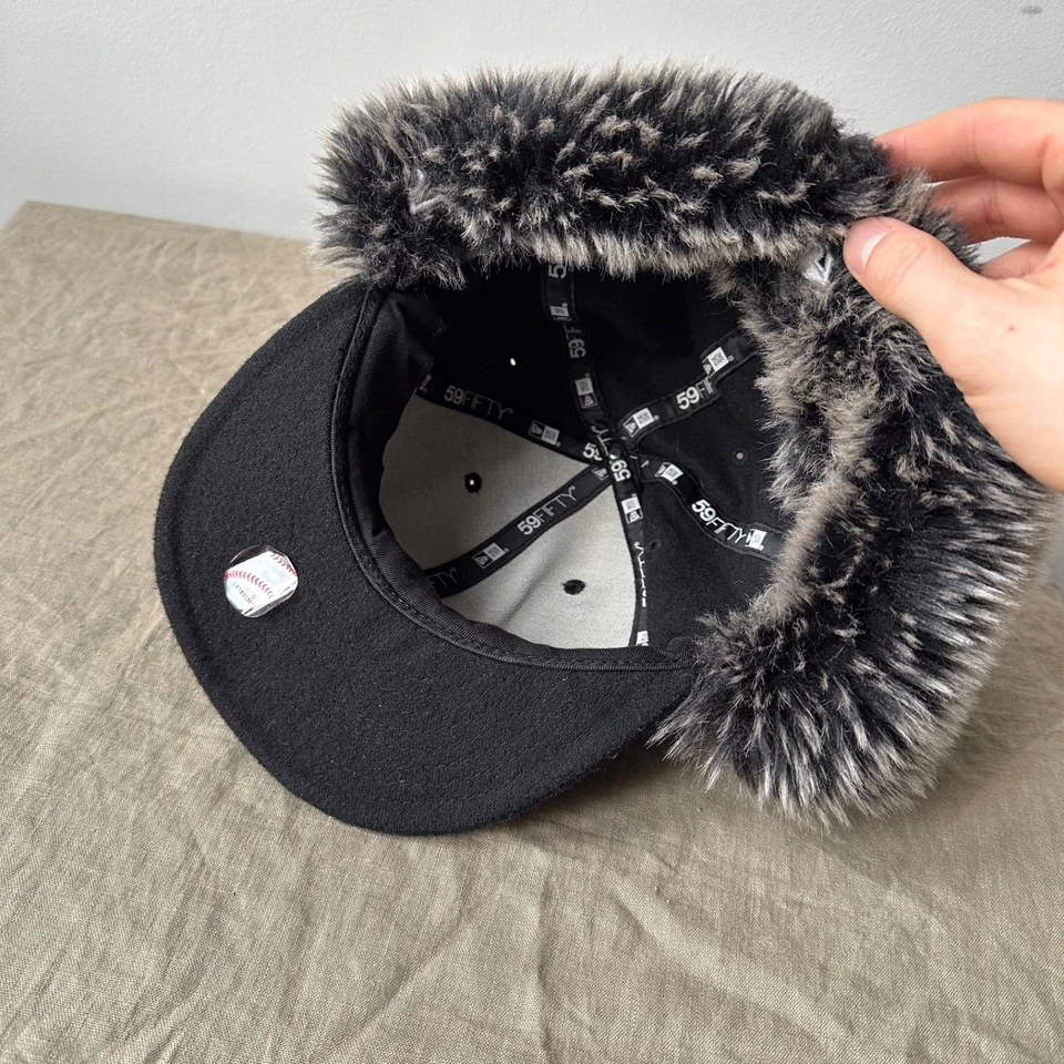 New Era 59FIFTY New York Yankees Black Winter Fitted Hat with Faux Fur Earflaps - Image 3 of 4