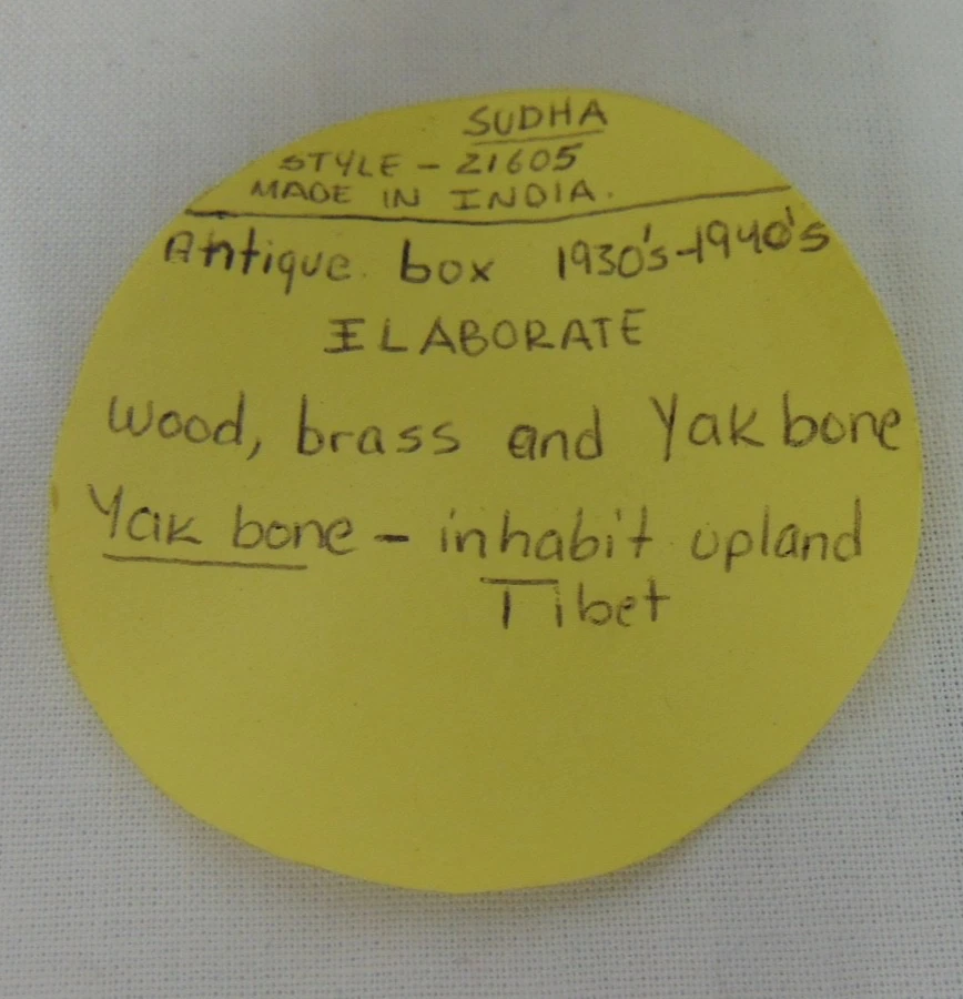 CAJA BARATIJA ORNAMENTADA SUDHA HUESO YAK DE COLECCIÓN TAPA ABOVEDADA BISAGRAS DE LATÓN FORRADAS DE TERCIOPELO Foto 3 de 4