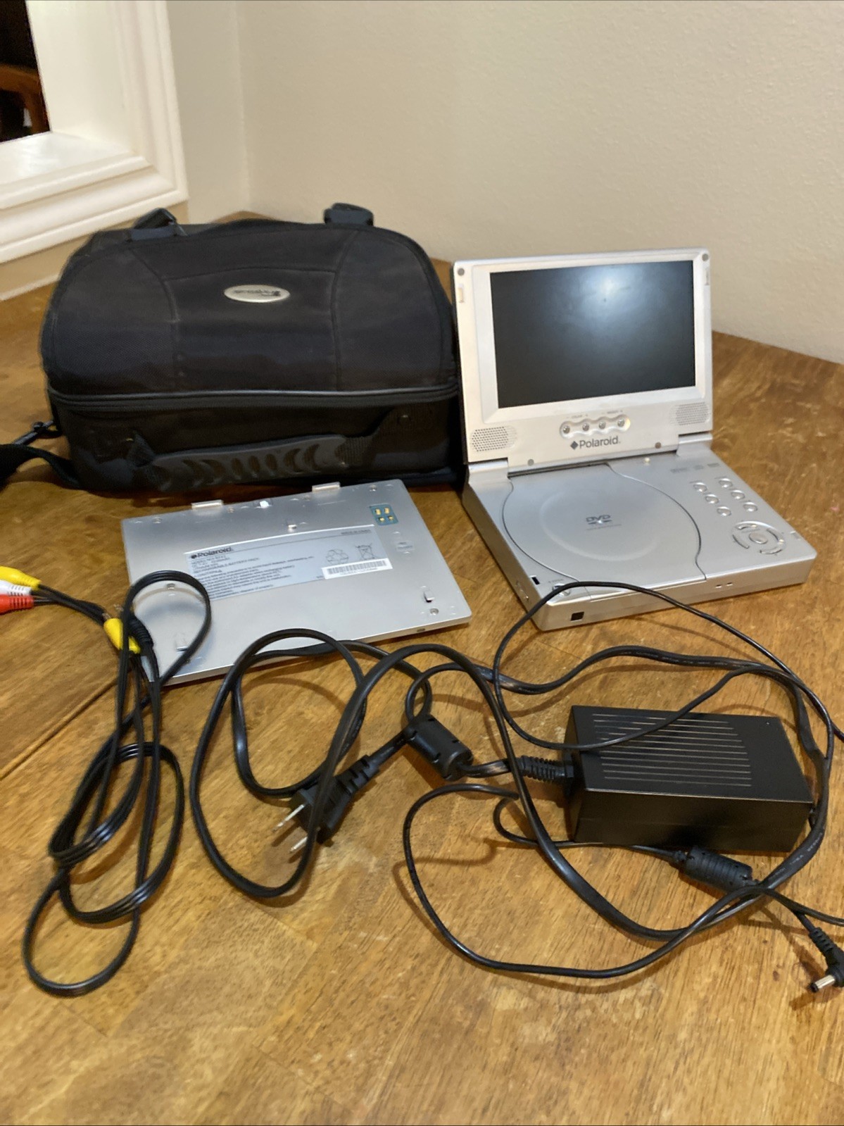 Polaroid PDV-0701A Portable DVD Player (7