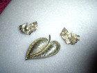 VINTAGE BSK PRETTY SILVERTONE ETCHED-SWIRLED LEAF BROOCH/BSK 3-LEAF EARRINGS SET — photo 5