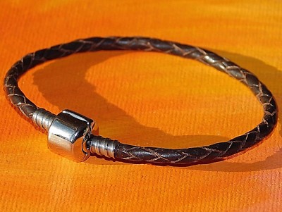 Europäisches Bettelarmband Damen braun Leder & Edelstahl von Lyme Bay Art.