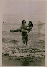 LG831 1976 Original Frattini Photo CONEY ISLAND BEACH Sexy Couple Splashing Babe