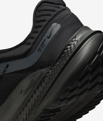 nike running quest 3 trainers in triple black