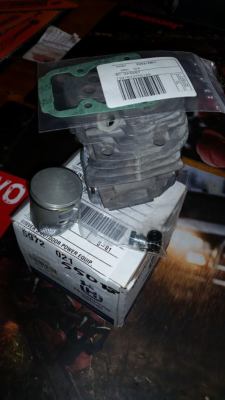 husqvarna 550xp new OEM cylinder piston gasket assy # 577764705 # 577764707