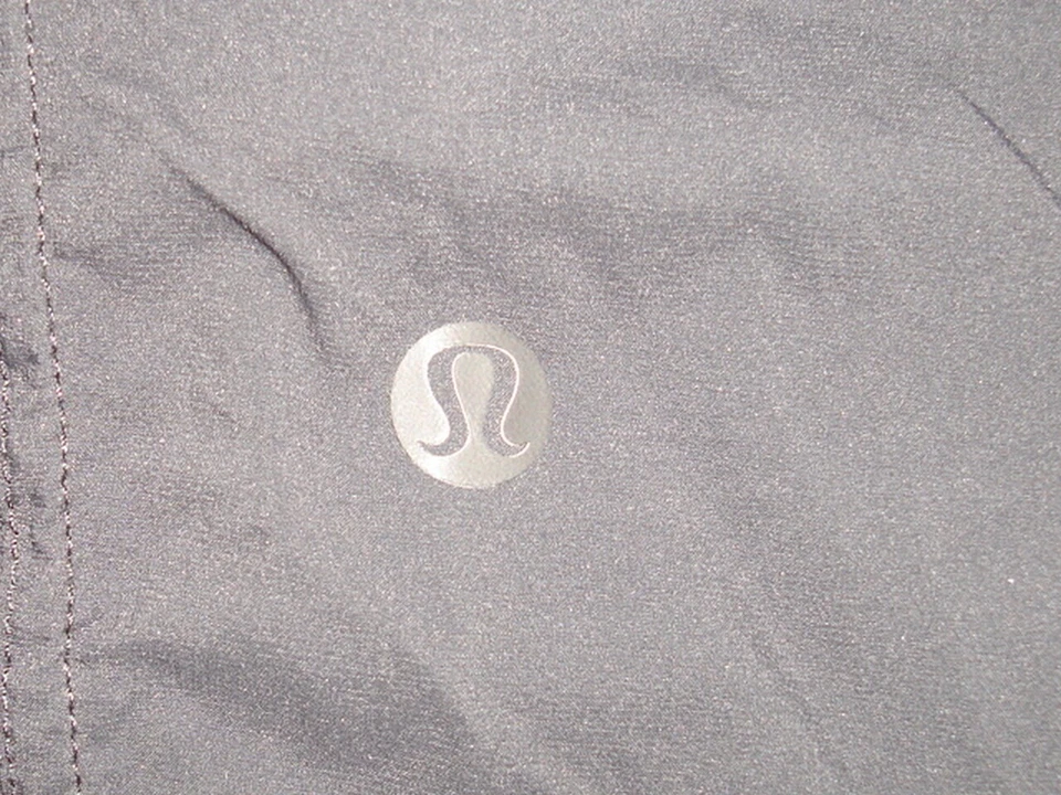 Lululemon Athletics Black Flat Ft. Nylon Lt.Wgt. Cuffed Shorts Sz 28 / 9" Inseam - Image 2 of 4