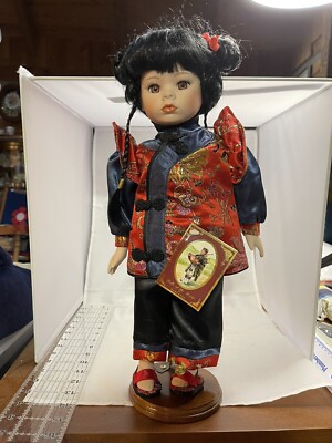 Geppeddo Dolls Of The World May Lee Chinese Porcelain Doll 14”