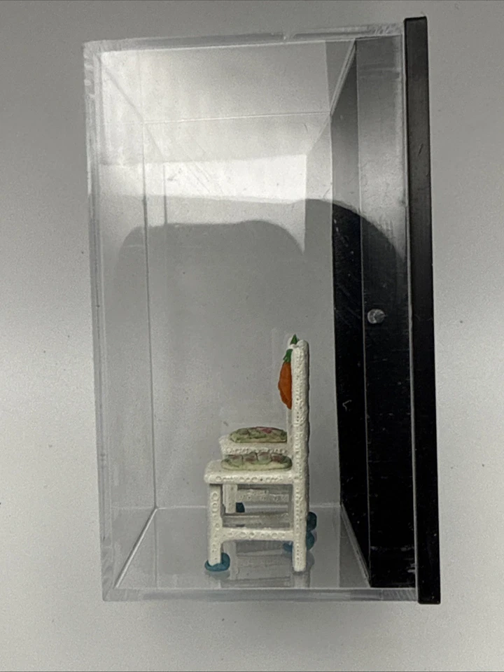 Conjunto de 2 cadeiras de cozinha miniatura para casa de bonecas brancas com cenouras e assentos florais - Imagem 2 de 4