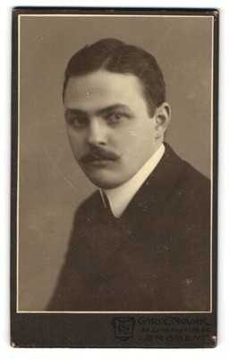 Fotografie Carol Novak, Bremen, Lützowerstraße 64, Porträt eines Mannes im Anzu 