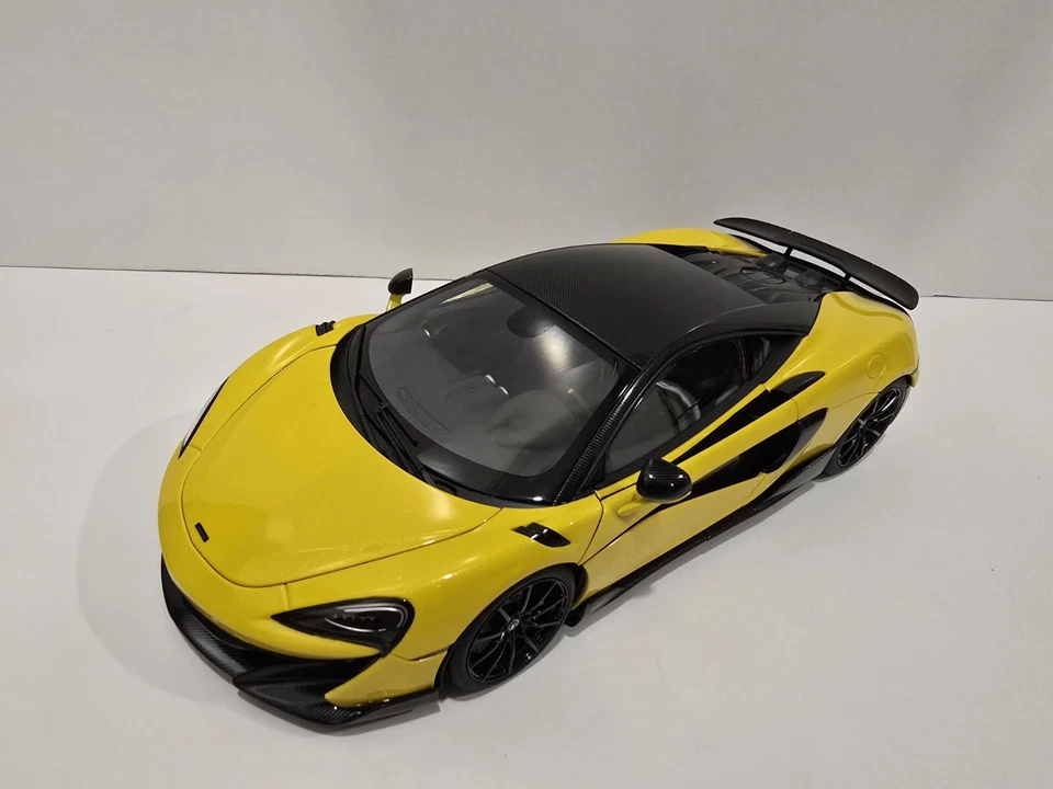 Autoart escala 1:18 McLaren 600LT amarillo perla/techo de carbono 76082 Foto 2 de 4