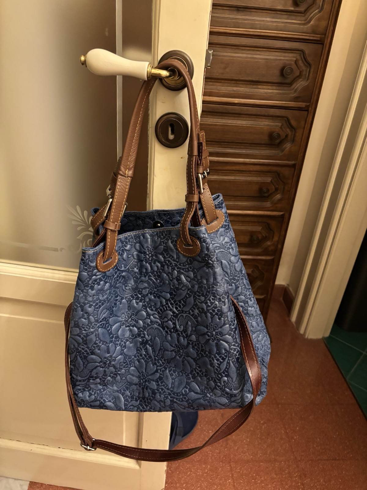 Borsa da spalla donna pelle blu floreale goffrata con tracolla 33x28x16