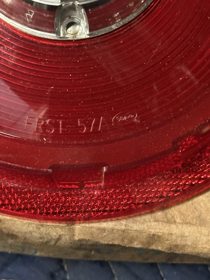 Lente de luz trasera con respaldo B7A 13450 B NOS 57 Ford Fairlane T-Bird Ranchero Wagon Foto 4 de 4