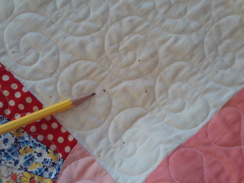 Vintage Handmade Quilt, Fan Pattern - 74" x 96" - machine quilted - Picture 17 of 24