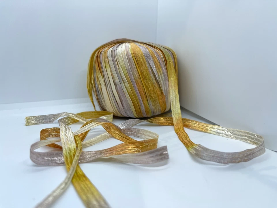 Memento - Fio de fita Berlini #66 Gold Rush 50 gramas 88 jardas 3/8" largura +/- - Imagem 3 de 4