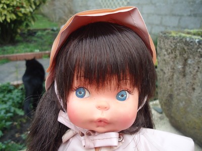Jolie poupée aux cheveux bouclés roux, aux yeux bleus et à la robe téléchargement de fond d