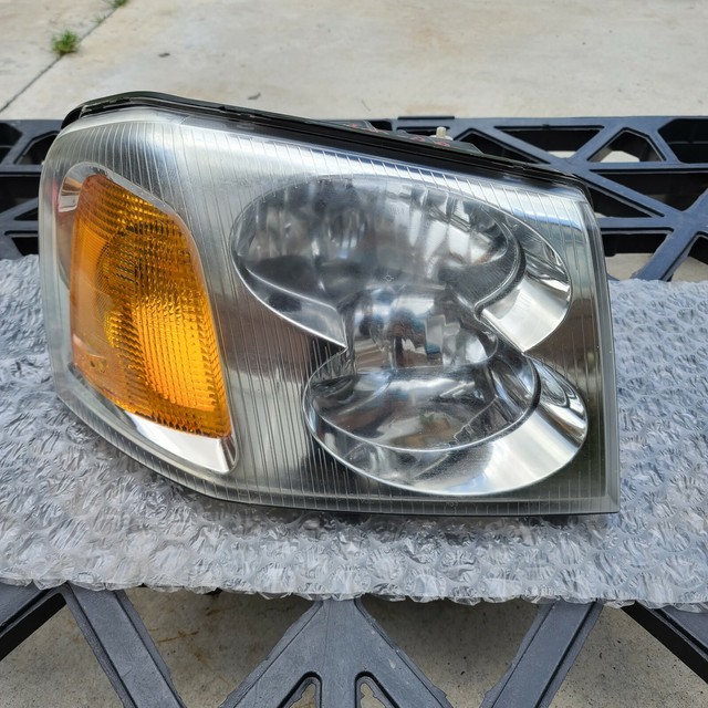 20022009 GMC Envoy Right Headlight (Passenger) (Clearcoat issues) OEM