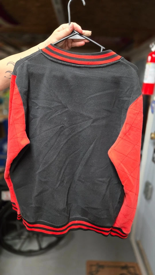 Chaqueta estilo universitario Marvel Deadpool para hombre roja negra con botones a presión talla mediana Foto 2 de 3