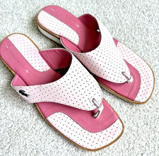 Sandalias chanclas de cuero rosa Lacoste 'ópal perforado' para mujer 7