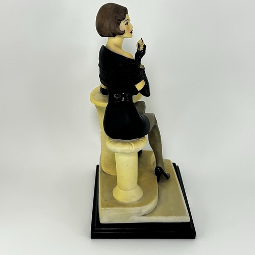 Vintage A.D.L. Figurina Vittorio Tessaro Signora seduta con cane 1990 base legno - Foto 9 di 24
