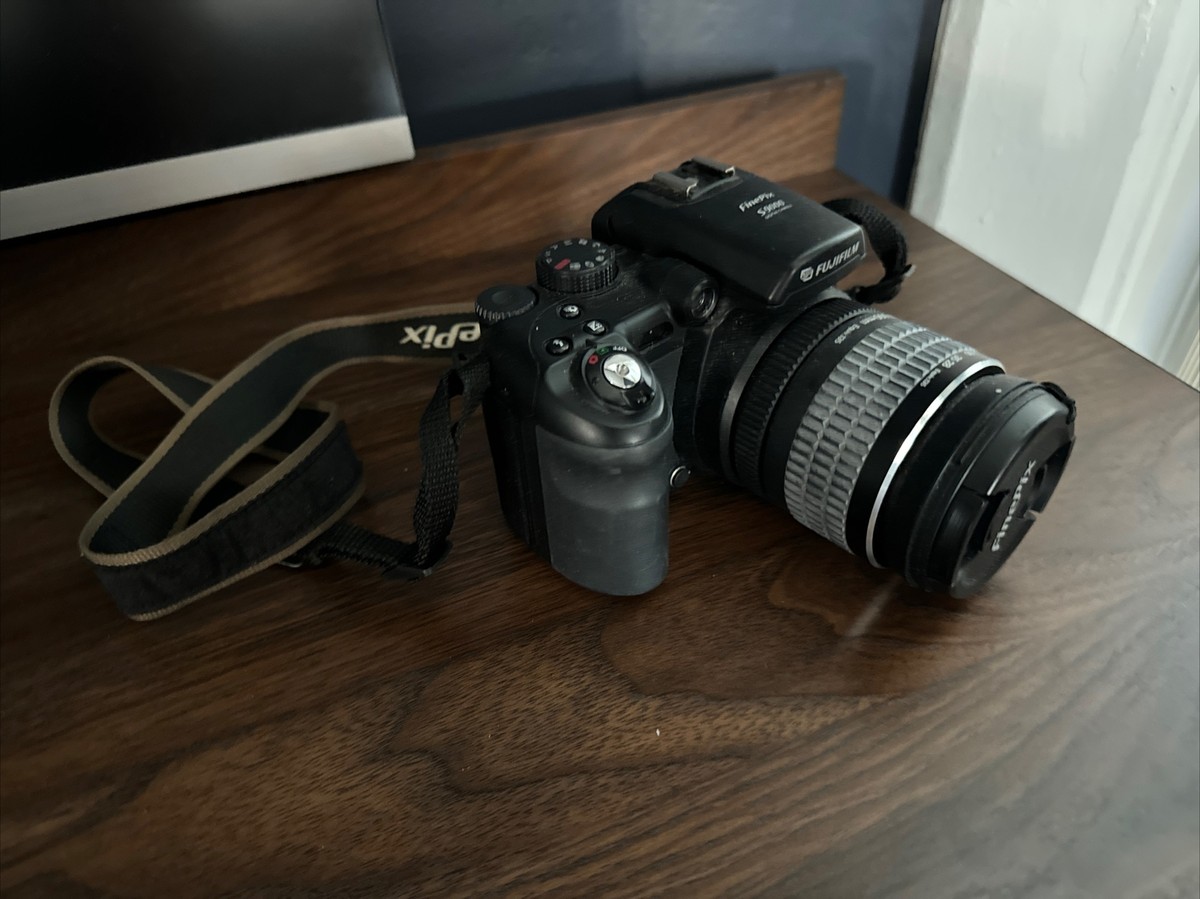 Fujifilm Fine Pix S9000 Digital Camera - 9.0 Megapixels 21.4x Zoom