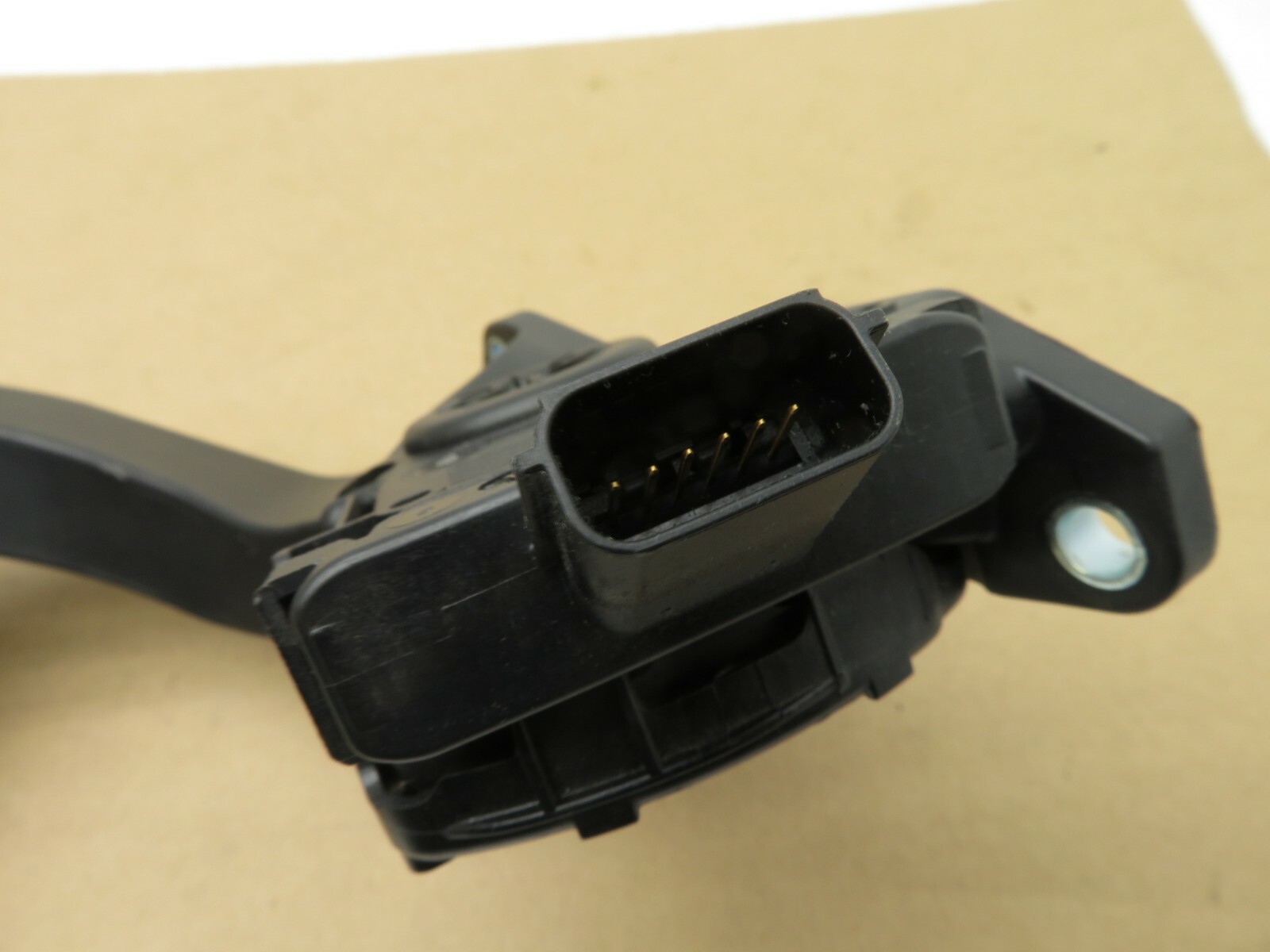 2014-2017 MASERATI GHIBLI LEFT DRIVER SIDE THROTTLE ACCELERATOR GAS PEDAL OEM