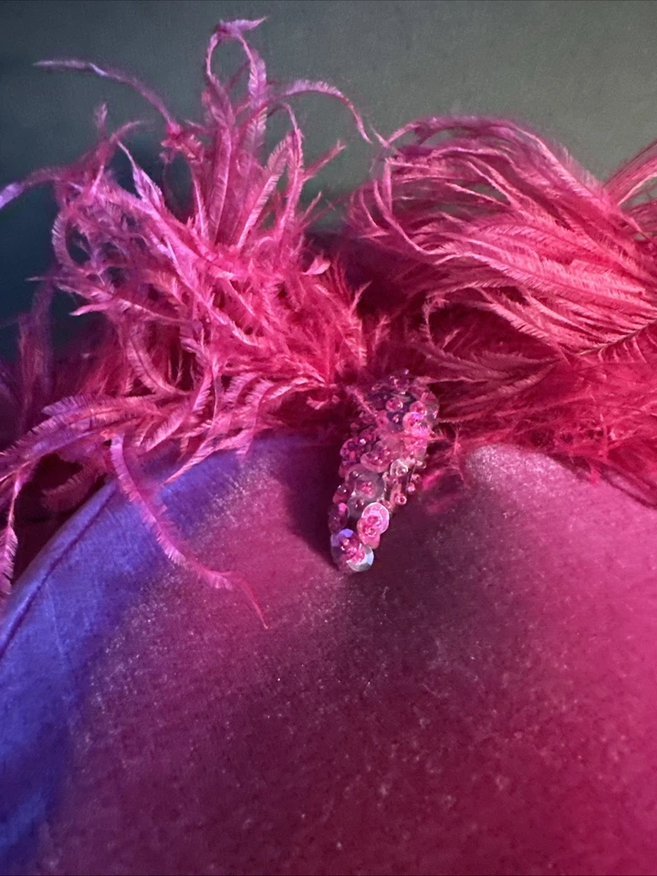 Sombrero vintage C. 1920 Leslie James rosa caliente con plumas Foto 4 de 4