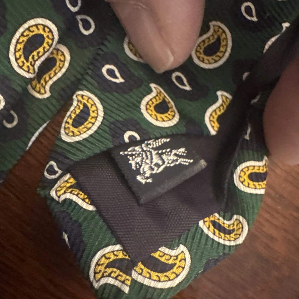 Corbata de Colección Burberry of London 100% Seda Verde Con Diseño Negro y Dorado Foto 4 de 4