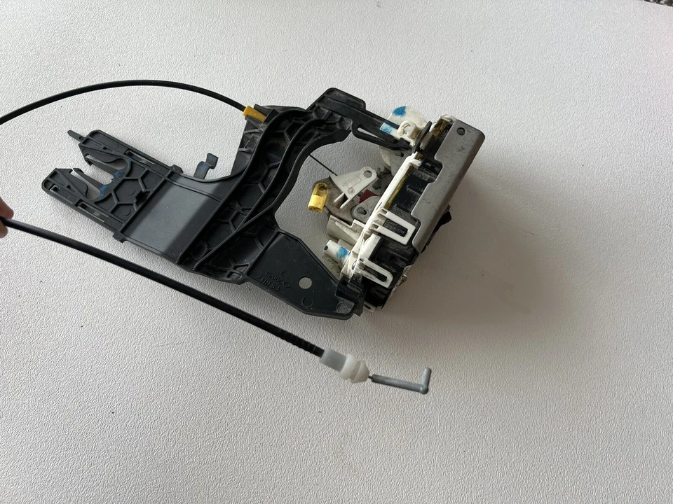 Dodge Ram 1500 2013-2018 actuador de cierre de cerradura de puerta delantera derecha OEM p04589422AH Foto 4 de 4