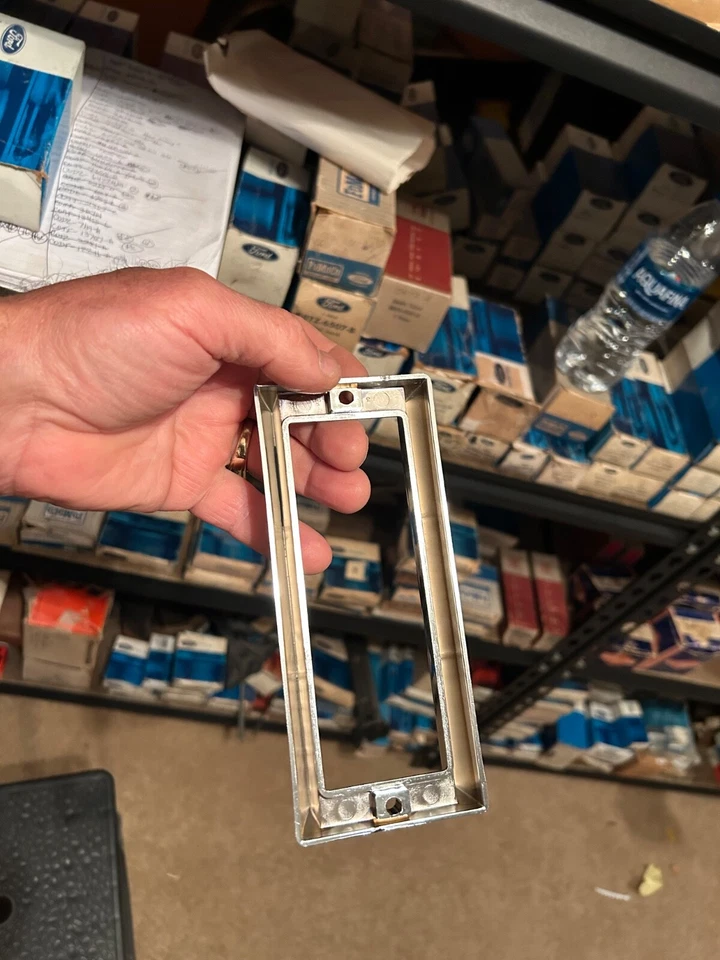 ОБОДОК КУПОЛЬНОГО ФОНАРЯ FORD C0TF-13787-A 1958-60 THUNDERBIRD 59-60 TRUCK FAIRLANE НОВЫЙ ИЗ СТАРЫХ ЗАПАСОВ - Изображение 2 из 4