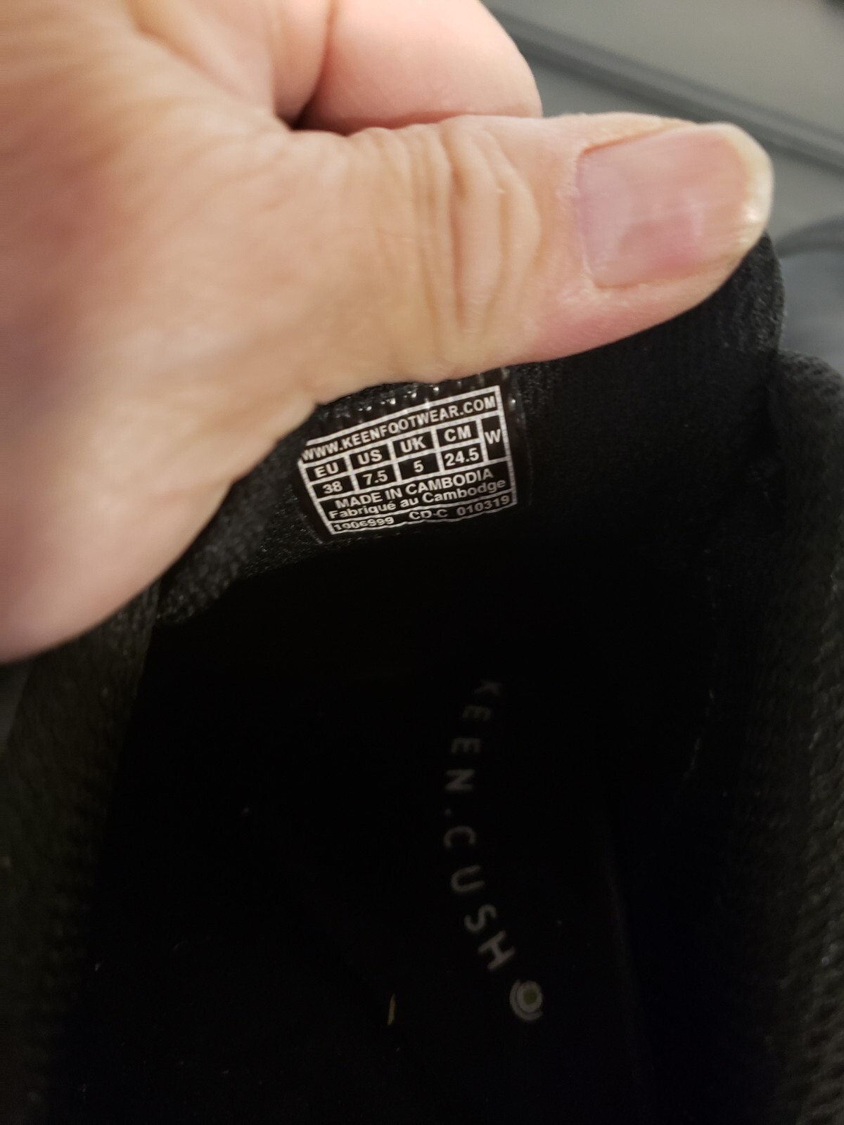 Scarpe da trekking Keen da donna in pelle nera misura 7 5