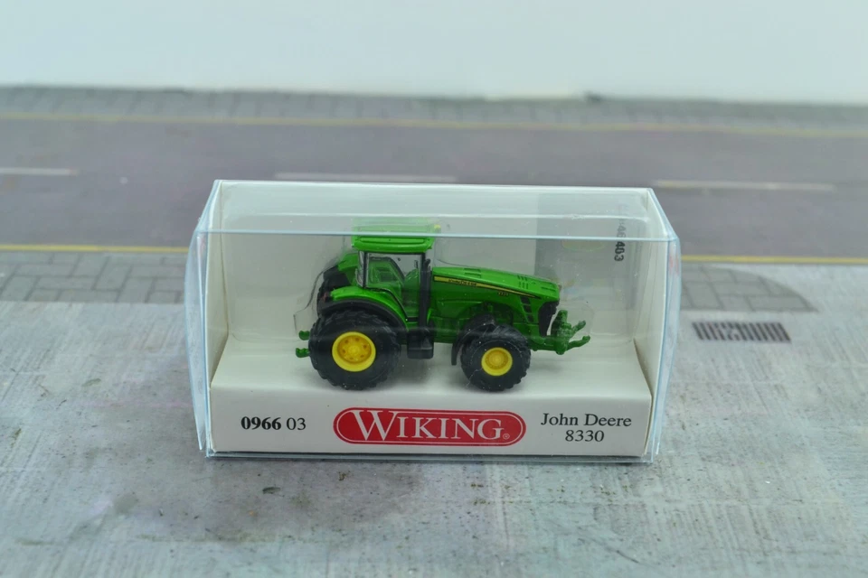 Trator Wiking 96603 John Deere 8330 verde escala 1:160 N - Imagem 2 de 2
