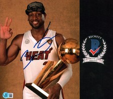 DWAYNE WADE SIGNED MIAMI HEAT HALL OF FAME BASKETBALL 8X10 PHOTO HOF BAS COA