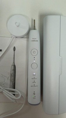 Philips Sonicare Advanced CleanRechargeable ElectricToothbrush White HX712A used