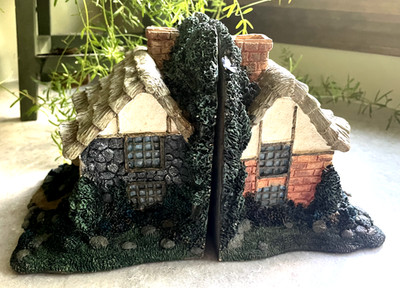 FIGI GRAPHICS - HOUSE BOOK ENDS