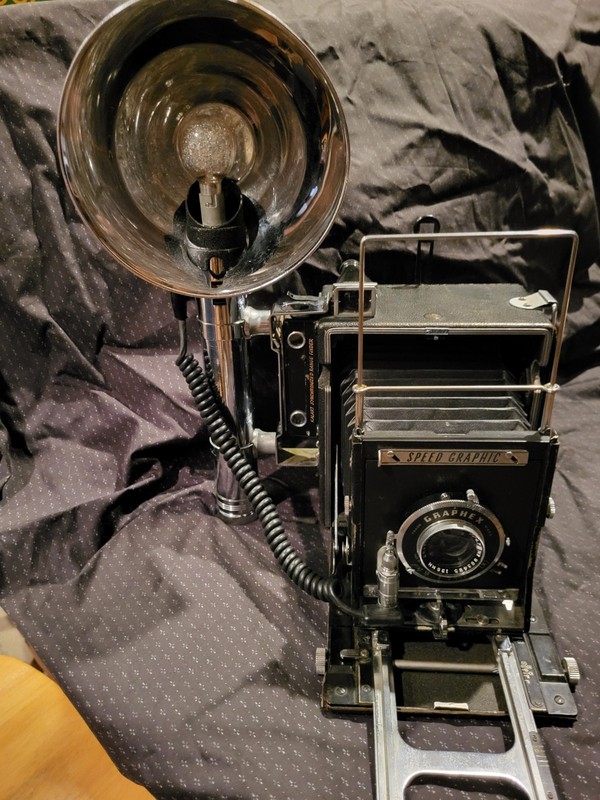Speed Graphic Camera, 4 x 5, very good condition, fully functional