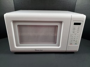 Magic Chef HMM770W Countertop Microwave 700 Watt White With Turn Plate