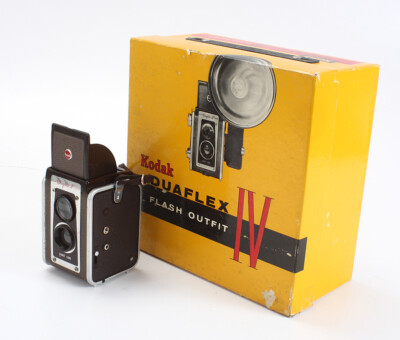 KODAK DUAFLEX IV, USES 620 FILM, BOXED, CRACKED REFLECTOR