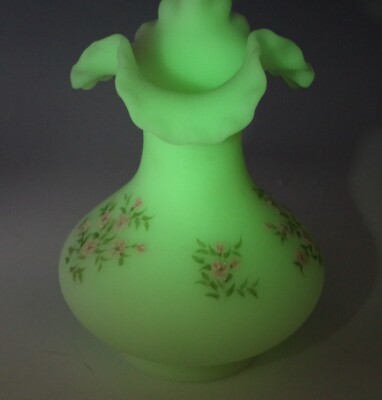 FENTON GLASS CUSTARD SATIN URANIUM GLASS RUFFLED VASE VINTAGE 7.5
