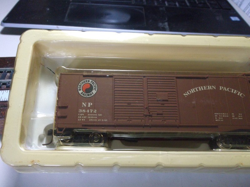 HO 40 Ft. Double Door Steel 40 Ft. Box Car .Northern Pacific . Accurail O/B