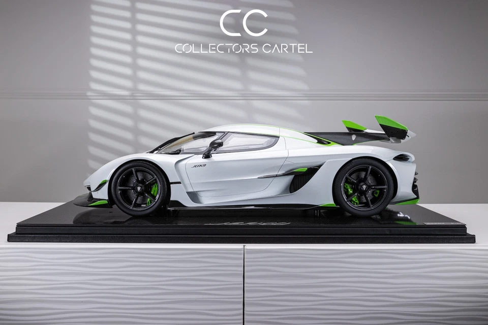 Koenigsegg Jesko (bianco con accenti verde fluo) [FrontiArt] scala 1:8 - Immagine 2 di 3