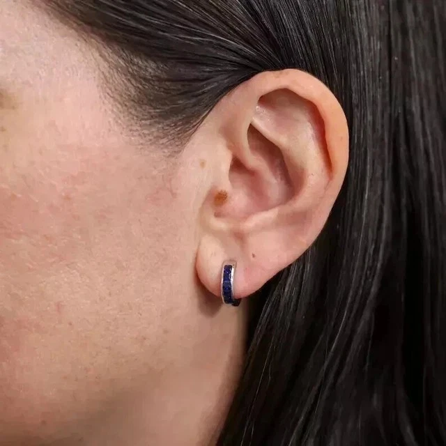 Pendiente de aro Huggie de zafiro simulado corte princesa de 2 quilates enchapado en oro blanco de 14 k Foto 4 de 4