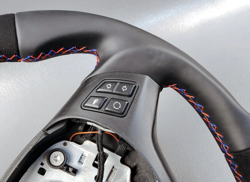 BMW 1 SERIES & 3 SERIES 2006 2013 FLAT BOTTOM M SPORTS LEATHER STEERING WHEEL - Image 3 of 4